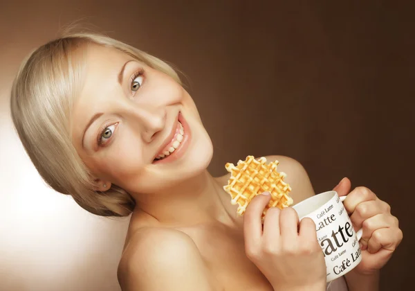 Femme blonde avec café et biscuits — Photo