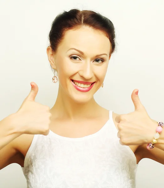 Young woman showing thumbs up gesture — Stock Photo, Image