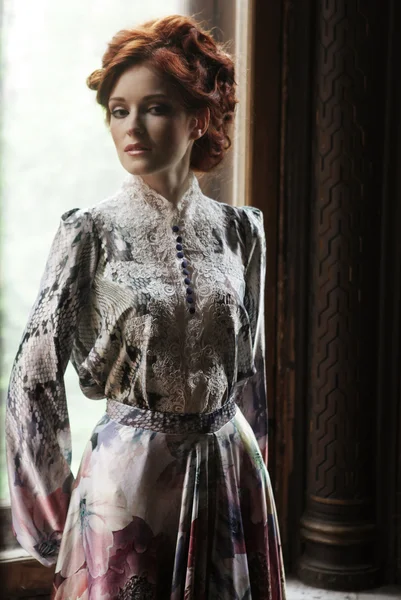 Bela mulher em vestido rosa posando no palácio de luxo — Fotografia de Stock