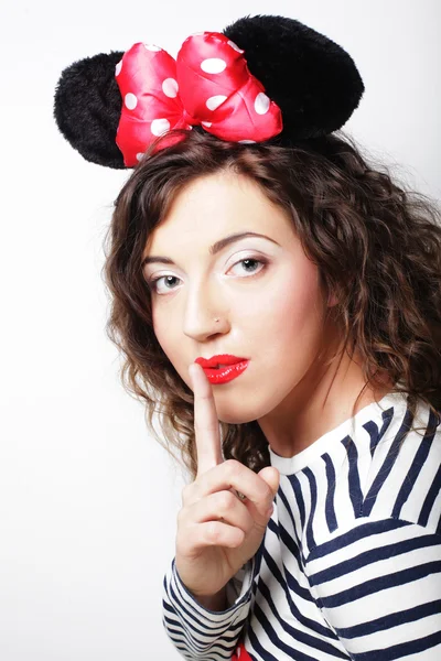Surpreendida jovem mulher com orelhas de rato — Fotografia de Stock