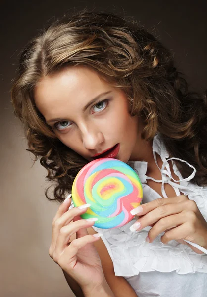 Νεαρή γυναίκα με πολύχρωμο γλειφιτζούρι — Φωτογραφία Αρχείου