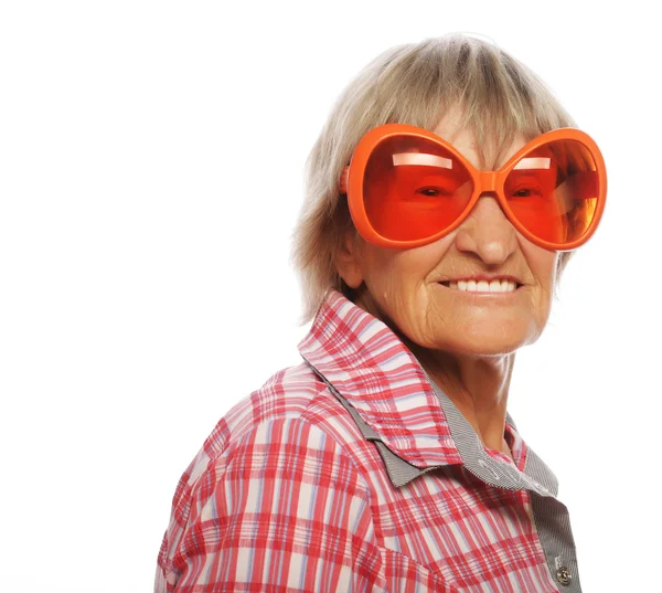 Ανώτερος ευτυχισμένη γυναίκα, φορώντας μεγάλα γυαλιά ηλίου, κάνει funky δράση — Φωτογραφία Αρχείου