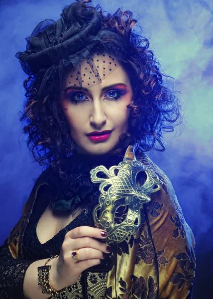 マスクと巻き毛の女性。カーニバル ヴィサージュ. — ストック写真
