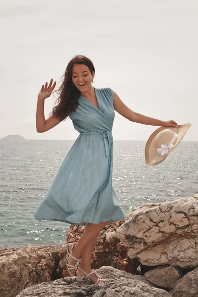 바다 근처 포즈 젊은 행복 한 여자 — 스톡 사진