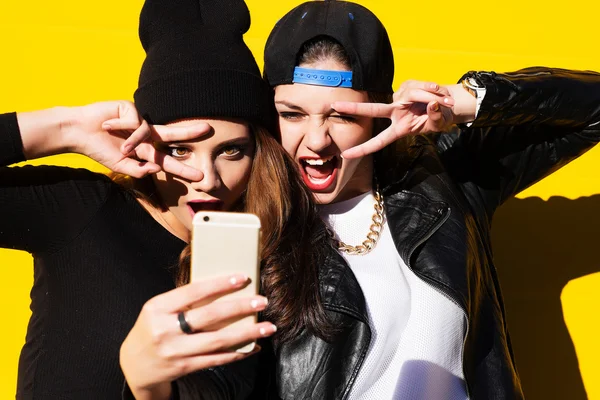 Teenage girls friends outdoors make selfie on a phone. — Stock Photo, Image