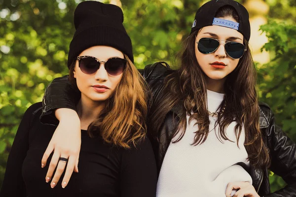 Deux jeunes amies hipster girl ensemble s'amuser . — Photo