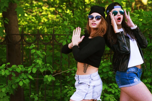 Two young hipster girl friends together having fun. — Stock Photo, Image