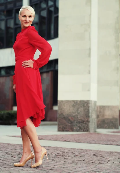 Mujer hermosa feliz en vestido rojo de verano — Foto de Stock