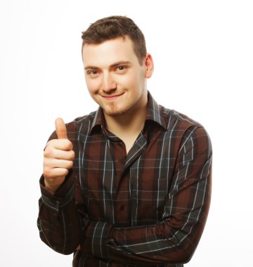 Gömlekli yakışıklı genç adam kameraya bakıyor.