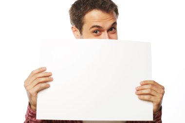 genç adam boş tabela gösterilen sakallı