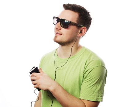 müzik dinleme ve smartphone kullanarak adam