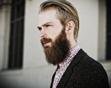 Genç güzel şık adam portresi