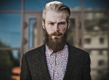 Genç güzel şık adam portresi