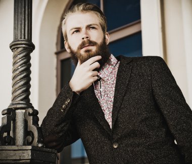 Genç güzel şık adam portresi