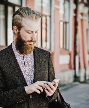 Genç adam ile hareket eden, açık sakallı