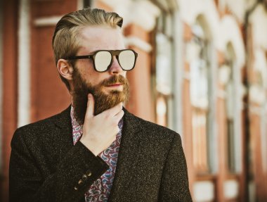 genç yakışıklı çekici sakallı model adam