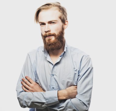 Genç sakallı adam