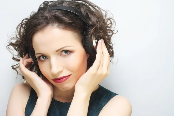 Mujer con auriculares escuchando música — Foto de Stock