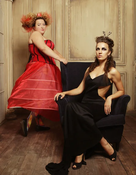 Deux reines en robe carnaval. Noir et rouge . — Photo