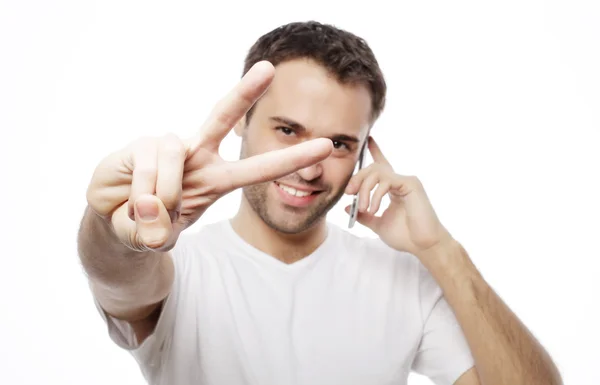 Przypadkowy młody człowiek pokazując kciuki w górę znak — Zdjęcie stockowe