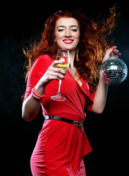 Bir kadeh beyaz şarap ve disko topu kadınla — Stok fotoğraf