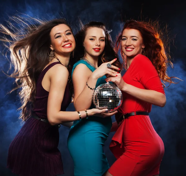 Gruppe feiernder Mädchen mit Discokugel — Stockfoto