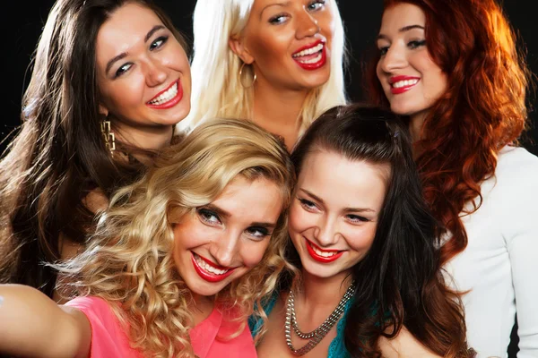 Gros plan du groupe de filles riantes faisant la fête — Photo