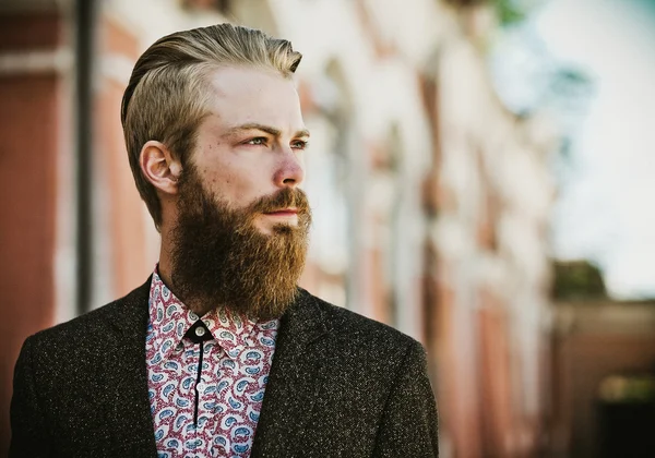 Jeune beau homme modèle barbu attrayant — Photo