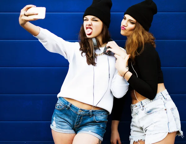 Tienermeisjes vrienden buiten maken selfie op een telefoon. — Stockfoto