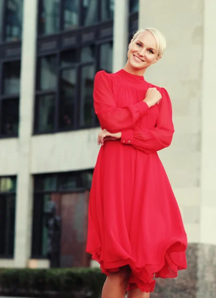 Mujer hermosa feliz en vestido rojo de verano — Foto de Stock