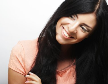 Gülümseyen güzel bir kadın.