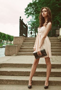 güzel esmer genç kadın