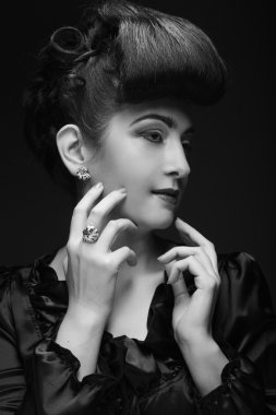 güzel bir kadın ile şık bir saç modeli