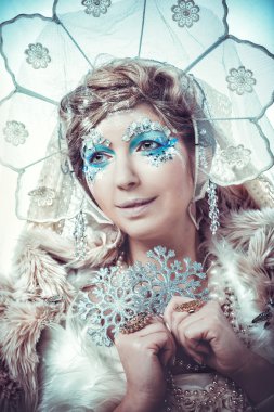 Beyaz arkaplan üzerinde Kar Kraliçesi