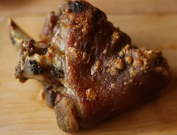 烤的猪肉膝关节在捷克餐厅 — 图库照片