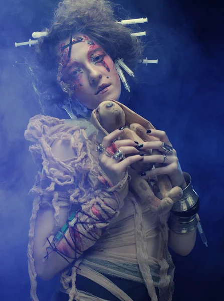 Mujer joven con maquillaje creativo sosteniendo pequeño conejo. — Foto de Stock