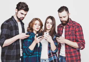 Genç insanlar onların telefon arıyorum