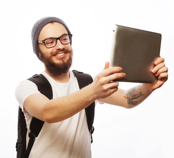 Jonge, bebaarde man bedrijf Tablet PC — Stockfoto