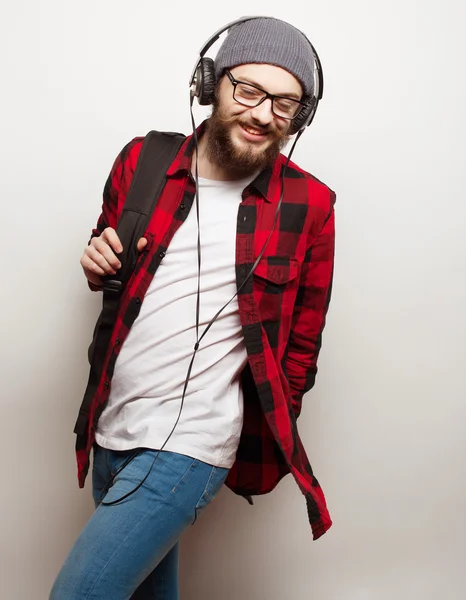 Jeune homme barbu écouter de la musique — Photo