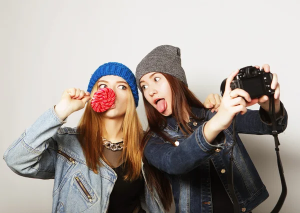 Happy girls friends taking some photos — Stock fotografie