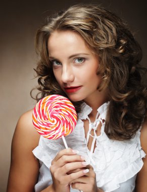 Lolipop elinde. Şeker ile güzel kız.