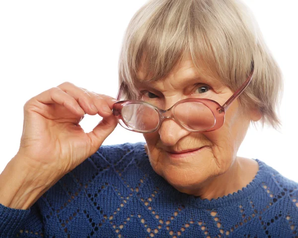 Velha senhora sênior olhando através de seus óculos — Fotografia de Stock