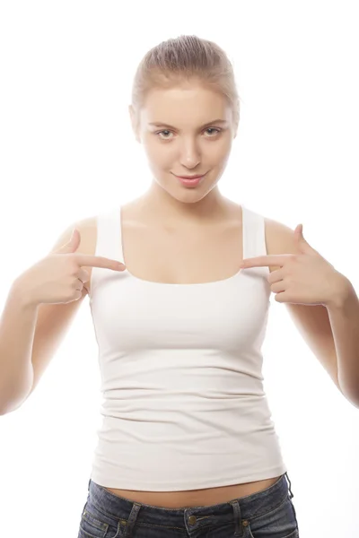 Mulher em branco t-shirt branca mostrando em si mesma — Fotografia de Stock