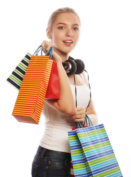 Joven feliz mujer sonriente con bolsas de compras — Foto de Stock