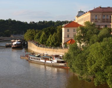 Prag'da nehirden anıtların görünümü.
