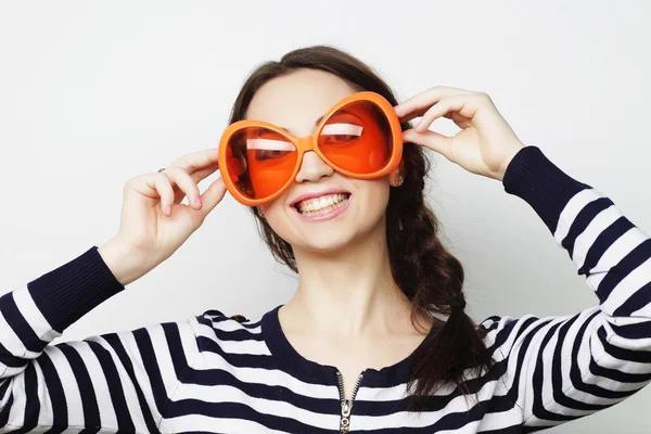 Jovem com grandes óculos de sol laranja — Fotografia de Stock