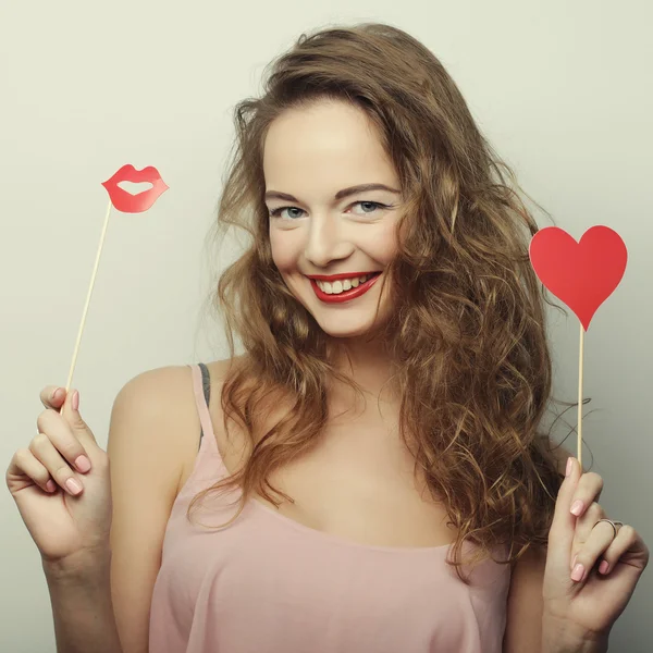 Mujeres jóvenes juguetonas sosteniendo un corazón de fiesta — Foto de Stock