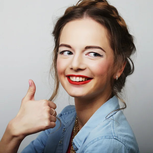 Uśmiechający się piękna młoda kobieta Wyświetlono kciuki gest — Zdjęcie stockowe