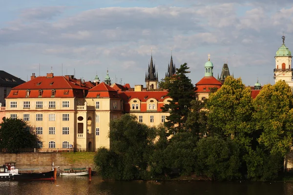 Widok na zabytki od rzeki w Pradze. — Zdjęcie stockowe