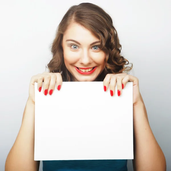 Mujer sosteniendo tarjeta en blanco —  Fotos de Stock